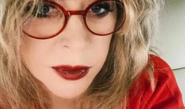 Алла Пугачева похвасталась стильными красными очками
