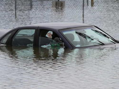 Чем опасна вода под ковриками в салоне автомобиля