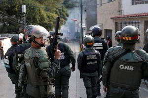 Венесуэла закрыла границы. Но поможет ли это Мадуро?