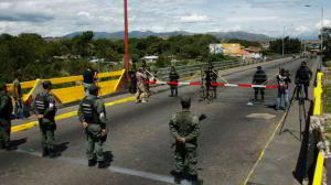Венесуэла закрыла границы. Но поможет ли это Мадуро?