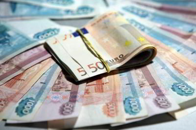 Стоит ли покупать валюту к отпуску?