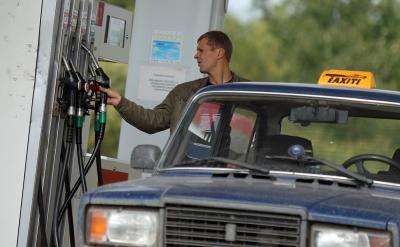 ФАС заметила невыполнение нефтяниками условий заморозки цен на бензин