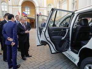 Путин официально открыл дорогу в Россию китайскому автопрому, и смотрит на американский