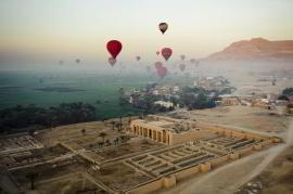 Воздушный шар с туристами унесло в горы Луксора