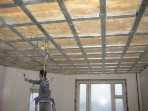 Монтаж потолков из гипсокартона и пластиковых откосов
