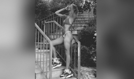 Настя Ивлеева показала хулиганское фото в купальнике и кроссовках