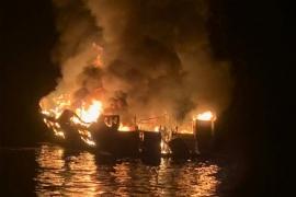 В США сгорело и затонуло туристическое судно