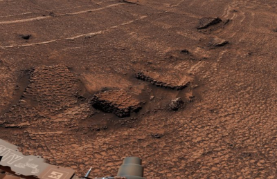 Ровер Curiosity обнаружил на Марсе огромное поле из неправильных сот (3 фото)
