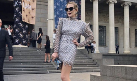В новом платье Рената Литвинова — вылитая Верка Сердючка